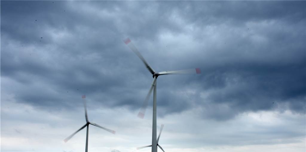 Anwohner stellen sich gegen zwei neue Windräder im Lüntener Feld Dunkle Wolken über den Plänen für mehr Windkraft im Lüntener Feld? Anwohner protestieren gegen den Standort der geplanten sechsten und siebten Windkraftanlage. Sie fürchten um ihre Gesundheit und den Wert ihrer Häuser.