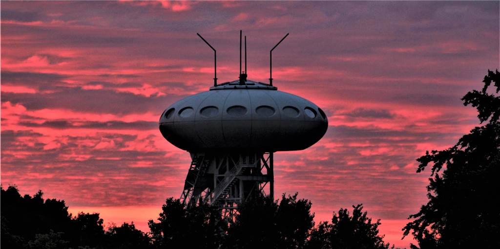 Pläne für ein Colani-Museum werden konkret: Chance für das Ufo? Den Abendhimmel über dem Colani-Ufo hat Ernst Braun aus Brambauer fotografiert. Wird das Ufo demnächst Teilstandort eines Colani-Museums?