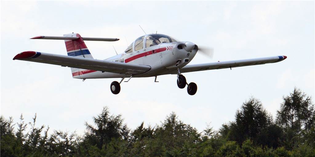 Petition fordert Verbot von Kunstfliegerei an der Schwarzen Heide Kunstflieger am Flugplatz Schwarze Heide