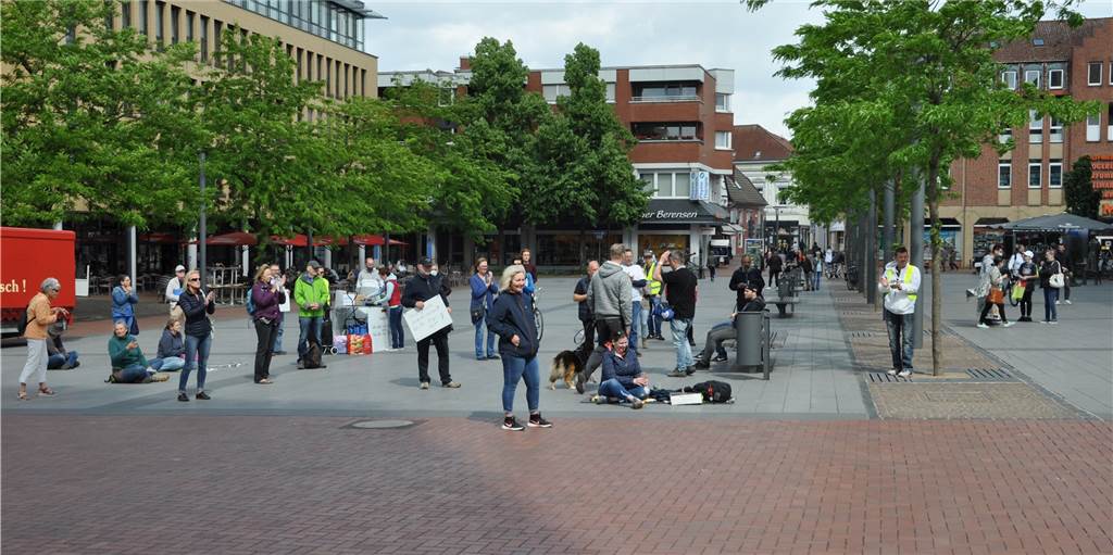 Rechter Redner auf Grundgesetz-Demo in Lünen - Organisator schweigt Knapp 50 Menschen hatten sich am Samstag (23.5.) zur Veranstaltung „Meidierten für das Grundgesetz“ auf dem Willy-Brandt-Platz versammelt. Als Redner trat auch ein Anhänger des rechtsextremen „Flügels“ der AfD auf.