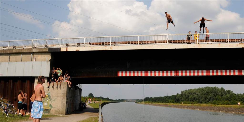 Sommerliches Pfingsten: Schwimmen im Kanal ist erlaubt, aber... Lebensgefährlich und verboten: das Springen von Brücken in den Wesel-Datteln-Kanal.