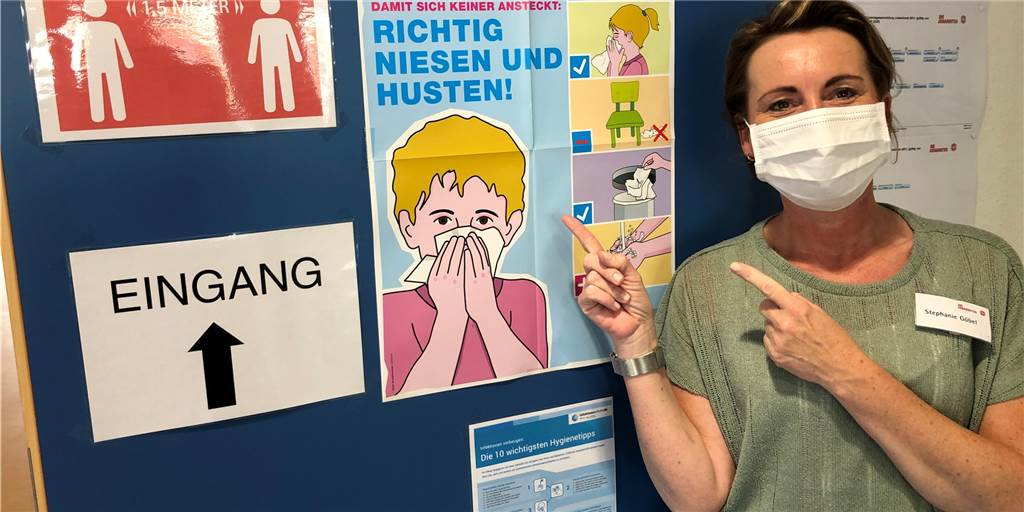 Öffnung der Kitas: Keine Snacks für die Kinder und geschlossene Türen Leiterin Stephanie Göbel hat im Johanniter-Kindergraten an der Lindenhorster Straße das richtige Verhalten in der Corona-Krise plakativ und mit Bildern an die Wand gepinnt. Das ist auch für Eltern wichtig, die die deutsche Sprache nicht verstehen