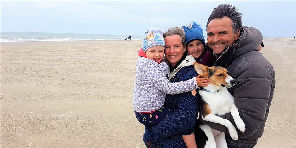 Corona lässt TV-Märchenhochzeit von krebskrankem Schlagersänger platzen Nach wochenlanger Corona-Isolation „flüchtete“ der schwer kranke Marcus Kuno mit seiner Familie und Hündin Fine für ein paar Tage nach Renesse auf Schouwen Duiveland in den Niederlanden. Hier verarbeiteten sie auch ihre Enttäuschung über die kurzfristig abgesagte TV-Hochzeit.