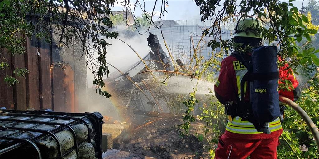 Kripo ermittelt: Nach Vollbrand einer Gartenhütte am Heiligenkamp Die Feuerwehr bekämpfte das Feuer in der Gartenhütte von drei Seiten aus.