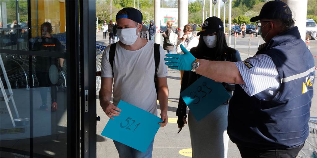 Ohne Maske zu Ikea: Türsteher-Panne trifft lungenkranke Kundin Türsteher bei Ikea: Wegen Corona-Auflagen darf Ikea nur maximal rund 1000 Menschen gleichzeitig in den Laden lassen. Eine Frau ohne Maske wurde trotz Ausnahmeregelung zurückgewiesen.