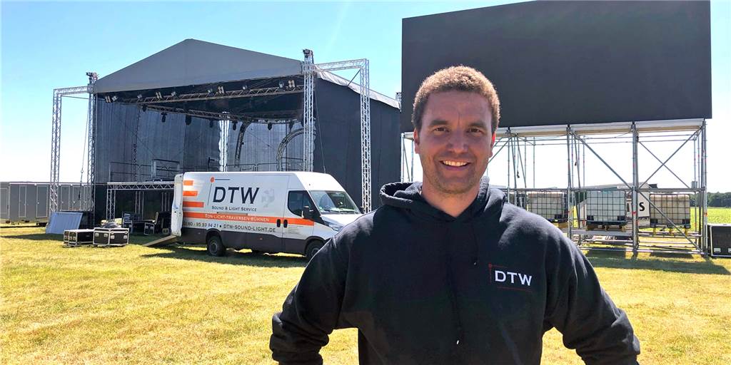 Coronavirus: Bühne und Leinwand stehen - Autokino gibt’s aber nicht Johannes Gülker und sein Team haben in den vergangenen Tagen eine große Bühne und Leinwand auf der Schützenfestwiese aufgestellt.
