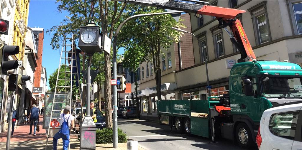 Hecker-Uhr in Hombruch wieder auf der Höhe der Zeit Hier schwebt die Uhr am Kran ein. Kurze Zeit später hatten die Arbeiter die Uhr wieder fest montiert.