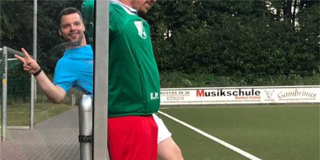 Warum Trainingseinheiten in der C-Liga schonmal bis 23 Uhr dauern Kevin Ewers (hinten) und Eiko Prins trainieren zusammen die zweite Mannschaft von Grün-Weiß Kley.