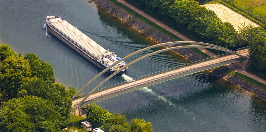 Gefährliches Schwimmen im Kanal: Wasserschutzpolizei ist wachsam Brücken über den Wesel-Datteln-Kanal wie diese hier Im Höffken in Haltern üben auf Heranwachsende oft einen unwiderstehlichen Reiz aus.