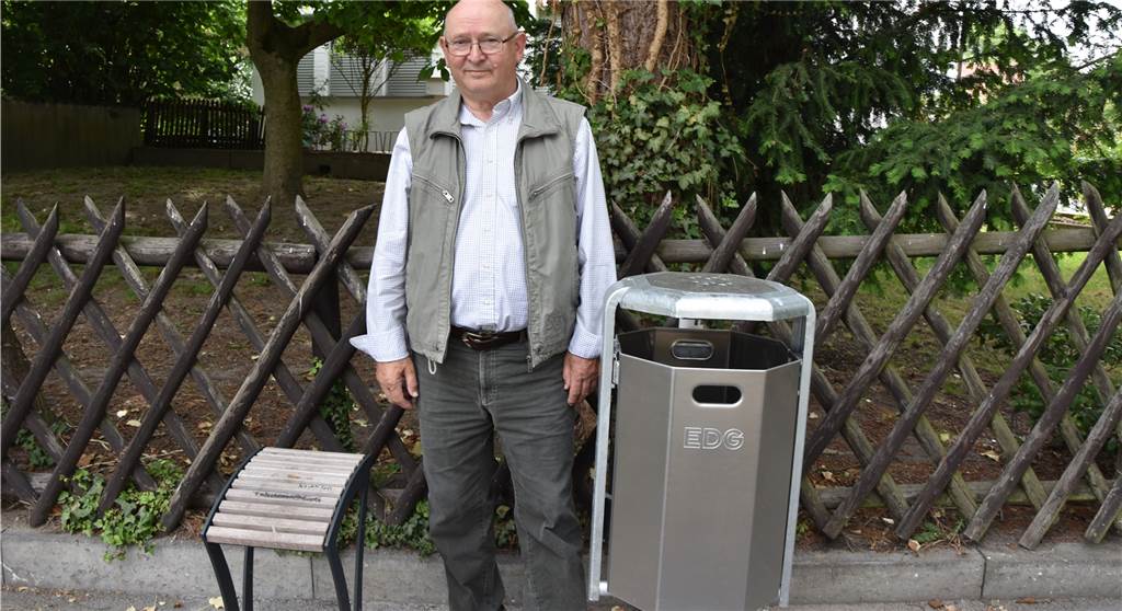 Kurz-Sitzmöglichkeiten für Senioren werden in Eving zum Streitthema Joachim Kindler zwischen der Kurzsitzmöglichkeit an der Ecke Widumer Straße/Im Löneken und dem neu angebrachten Mülleimer.