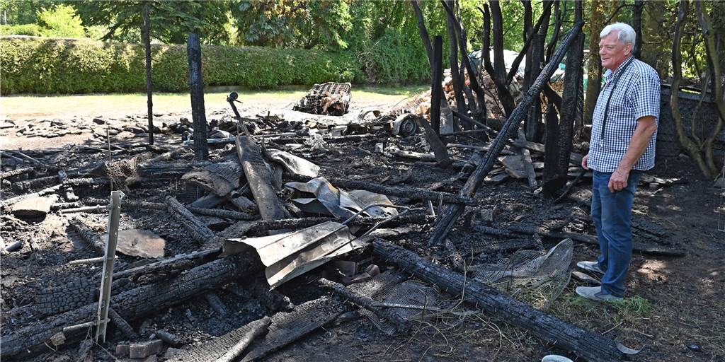 Schuppen, Bootsanhänger und Bienenstöcke werden Opfer der Flammen Eigentümer Ulrich Hölker war auch am Morgen nach dem Brand noch immer entsetzt vom Trümmerfeld.