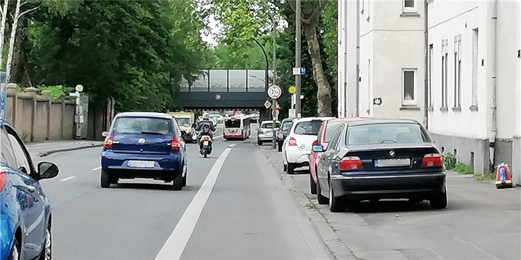 Ärger um die Dönnstraße: Parkplatzproblem ist bekannt Das Parken auf dem Bürgersteig ist an der Dönnstraße verboten. Viele Autofahrer machen es trotzdem, weil sie sich nicht anders zu helfen wissen.