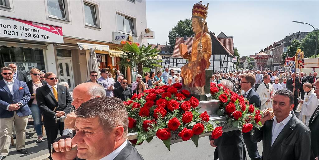 In Pandemie-freien Zeiten ziehen am Pfingsmontag normalerweise Hunderte Gläubige durch den Ortskern. Sie tragen die Figur des Heiligen Urbanus durch die Straßen. Er ist der Patron der Gemeinde.