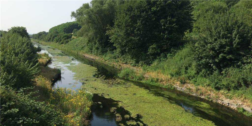 Die neue Emscher wird flacher und breiter als die Kloaken-Emscher So wie hier in Dortmund-Deusen könnte die Emscher ab 2022 nach und nach auch in Castrop-Rauxel aussehen. Der Fluss wird höher gelegt und breiter als die bekannte Kloaken-Rinne.