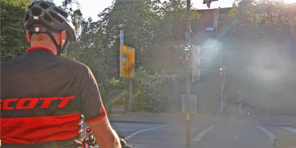 Kontaktlose Rad- und Fußgänger-Ampeln: Stadt Lünen erteilt Absage Warten an der Ampel am Lindenplatz: Manche Ampeln fordern die Geduld der Radfahrer und Fußgänger heraus. Auf den „Drücker“ möchte die Stadt Lünen aber nicht verzichten.