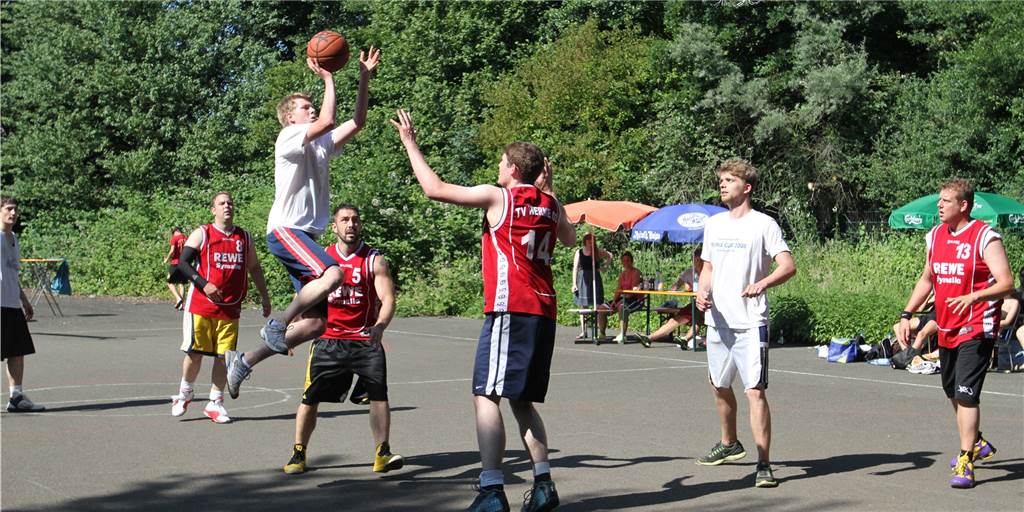 Nach Corona-Lockerung: LippeBaskets verlegen das Training unter den Streetball-Korb Nach Corona-Lockerung: LippeBaskets verlegen das Training unter den Streetball-Korb