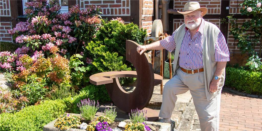 Skulptur für Asbeck in Zeiten von Corona: Die halbe Welt steht Kopf Franz Feldbrügge und seine Skulptur, die er jetzt auf der Skulpturenroute in Asbeck zeigen will.