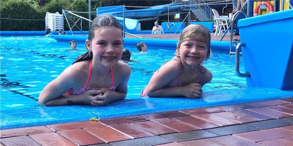 Badespaß im Alstätter Freibad trotz vieler Regeln in der Corona-Zeit Paula (9) und Greta (6) sind echte Wasserratten. Zusammen mit ihren Eltern waren sie schon einige Male seit der Wiedereröffnung im Alstätter Freibad.