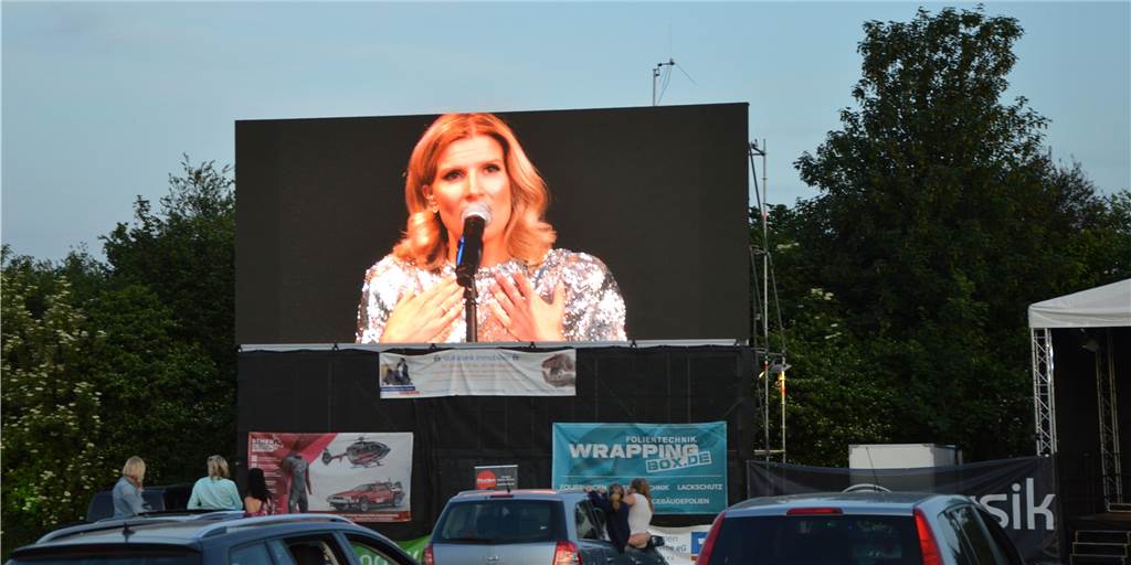 Autokino-Konzert in traumhafter Kulisse. Im Nordlippe-Park war Schlager-Double Caro mit den größten Songs von Helene Fischer zu hören.