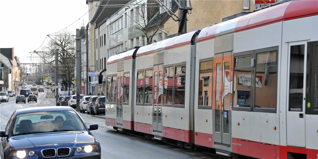 Stadt Dortmund unterstützt zweigleisigen Stadtbahn-Ausbau in Wickede Den Wickeder Hellweg teilen sich Autofahrer, Radfahrer und die Stadtbahn. Oft entstehen hier gefährliche Situationen.