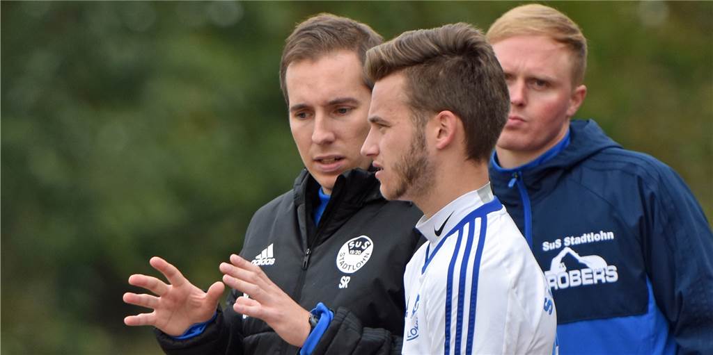 SuS Stadtlohn plant Trainingsstart – mit einer Portion Frust Behutsam wollen Trainer Stefan Rahsing (l.) und Co Jens Roßmöller (r.) ihre Spieler, hier Tobias Preckel, wieder ans Mannschaftstraining heranführen.