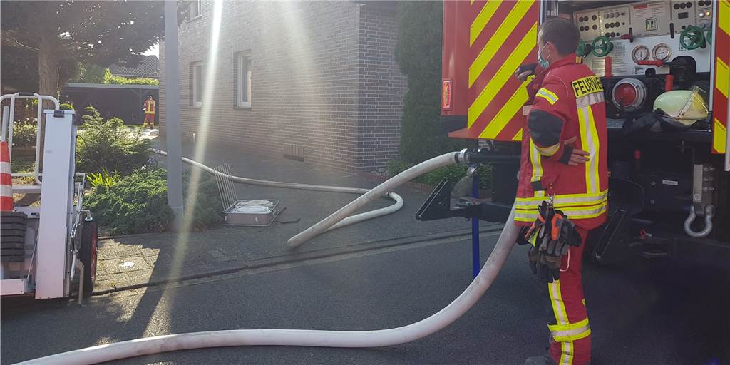 Nach Bränden in Heek: Polizei präsentiert die Ermittlungsergebnisse Der Löschzug Heek musste am 27. Mai zu einem Brand am Heiligenkamp ausrücken. Eine Gartenhütte brannte lichterloh.