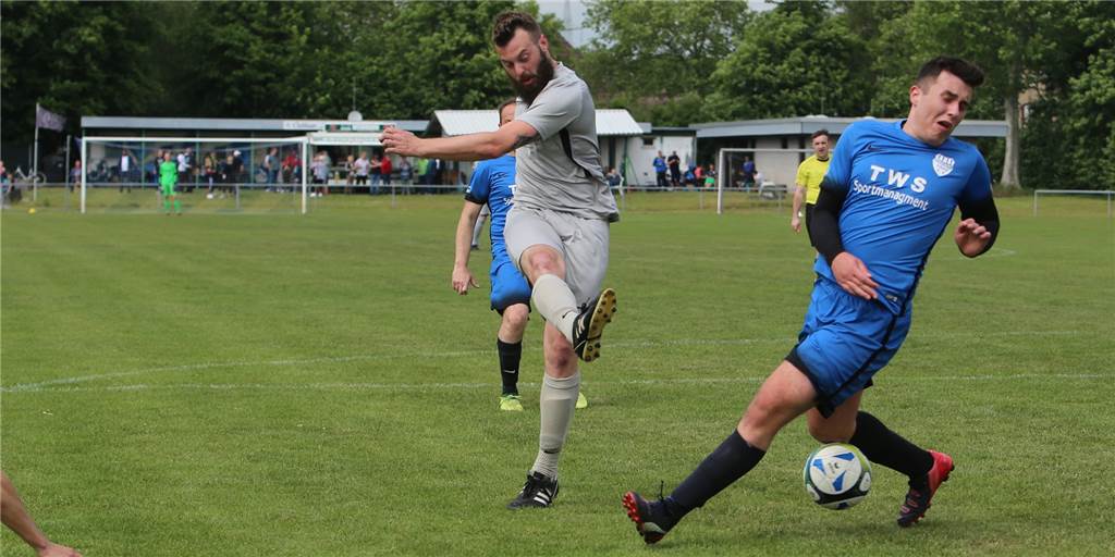 101-Tore-Goalgetter Dennis Teuber spielt wieder in einer Castrop-Rauxeler Mannschaft Dennis Teuber (l.) gelang für den VfB Habinghorst im Spiel gegen Eintracht Ickern am 26. Mai 2019 sein 100. Saisontor.