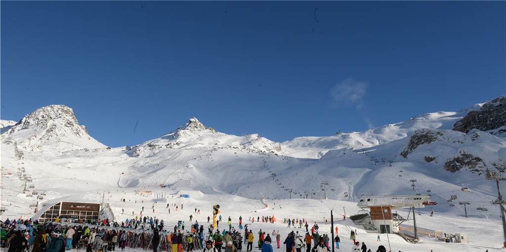 Panik nach Ischgl-Reise, Einsamkeit in Quarantäne: Lünerin erzählt von Corona-Erfahrung Skifahrer warten bei Sonnenschein und guten Schneeverhältnissen an Liften im Skigebiet der Idalp im Tiroler Ischgl, Österreich. Da war noch alles in Ordnung. Mitten in die Saison 2020 plätzte aber die Nachrichten rund um das Corona-Virus.