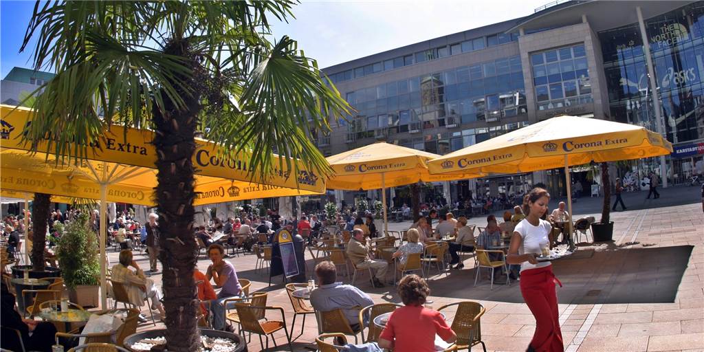 Ein Bild aus Zeiten vor Corona. Gastronomen, die öffentliche Flächen wie hier auf dem Alten Markt nutzen, will die Stadt entgegenkommen.