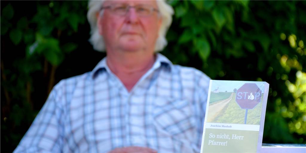 Joachim Musholt legt sich mit dem Pfarrer an und macht ein Buch daraus "So nicht, Herr Pfarrer!", lautet der Titel des vierten Buchs von Dr. Joachim Musholt. Darin beschreibt er das Leben in einem münsterländischen Dorf Ende der 1960er-Jahre.