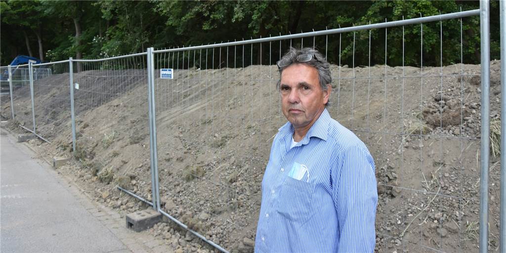 Kilometerlanger Transport von Erde ärgert Anwohner der Grävingholzstraße Peter Laudanski auf dem Parkplatz an der Grävingholzstraße, auf dem das Tiefbauamt seit Dienstag (26.5.) Mutterboden lagert.