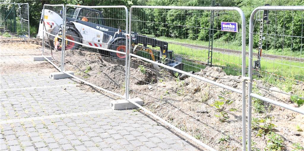 Bau der Rampe: Bahnhof Capelle ist auf dem Weg, barrierefrei zu werden Mitarbeiter der Firma Strabag bereiten am Bahnhof Capelle gerade die Fundamentarbeiten für die Stahlrampen vor, die barrierefreien Zugang zu den Gleisen ermöglichen sollen.