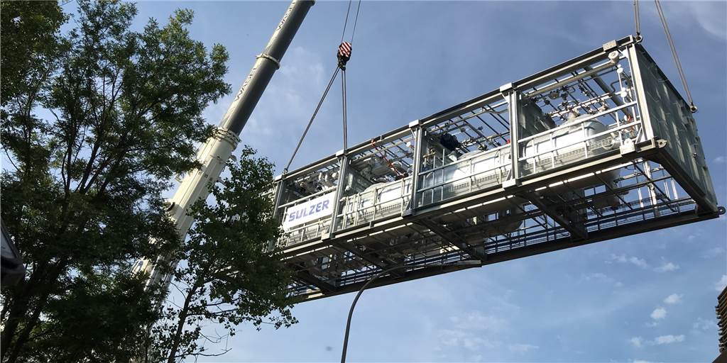 Wie zwei Stahl-Kolosse das Rütgers-Werk in eine neue Generation führen Zwei Autokräne heben die erste von zwei Teilanlagen von einem Kanalschiff auf einen Straßen-Schwertransporter.