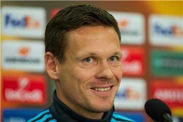 Schalkes Teamkoordinator Sascha Riether und der Blick nach unten