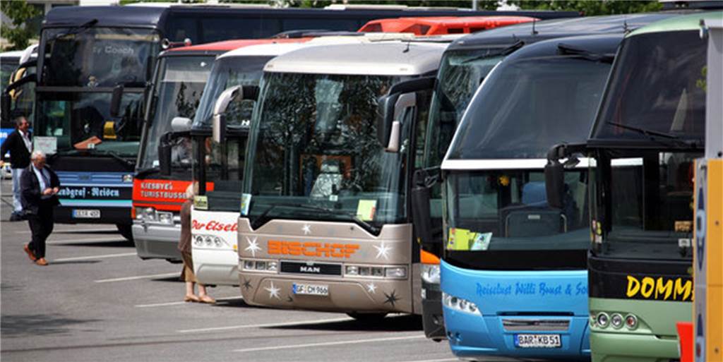 Reisebüro-Chefin verzweifelt an Regel-Chaos - Reise trotz Lockerung in Gefahr Wo darf man mit dem Reisebus hin, wo nicht? Die unterschiedlichen Regelungen der Länder legen Reiseveranstaltern Steine in den Weg.