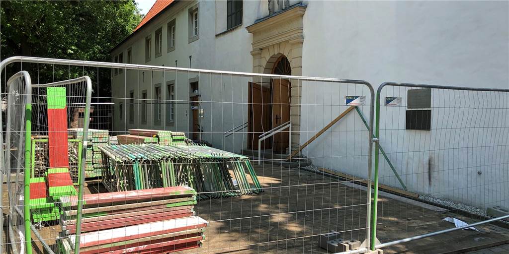 Klosterkirche in Werne schließt für mehrere Monate Vor dem Eingang zur Klosterkirche an der Südmauer ist ein Bauzaun aufgebaut, hinter dem Gerüst-Teile liegen.