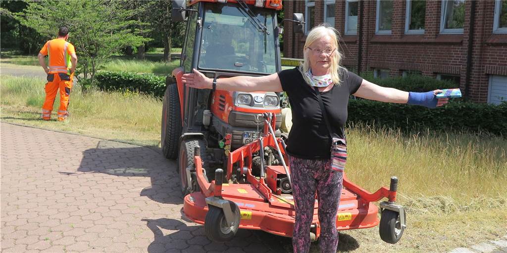 Klimaschutz-Preisträgerin stoppt Mähaktion des Bauhofs Um die Mitarbeiter des Bauhofes am Mähen von Gräsern und Blütenpflanzen zu hindern, stellte sich die 74-jährige Gahlenerin Hildegard Daldrup am Mittwoch vor den Traktor mit dem Mähgerät.