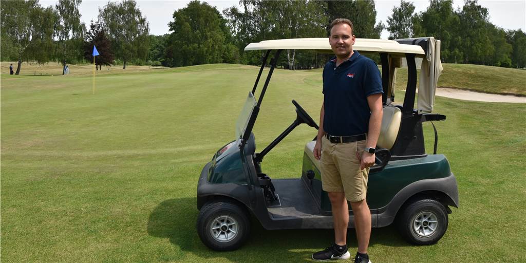 „Eingeschränkter Normalbetrieb“ beim Golfclub Royal Saint Barbara‘s Maximilian Schwarzbach vor einem Caddy im Royal Saint Barbara’s Golf Club. Die Fahne im Hintergrund muss seit der Wiedereröffnung während des Spiels im Loch bleiben.