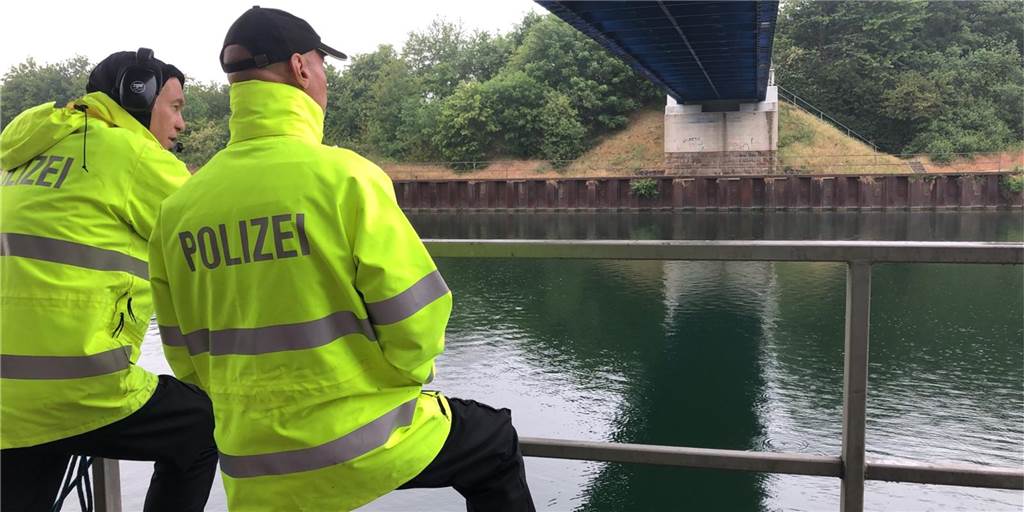 Jugendliche finden menschlichen Schädel - Einsatz am Kanal in Haltern Die Polizei sucht mit Tauchern nach weiteren menschlichen Überresten.