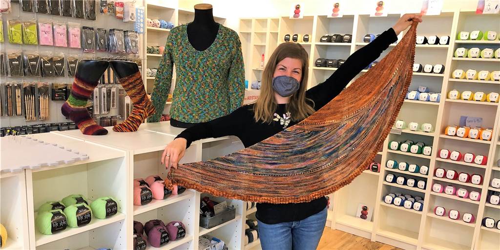 Neues Handarbeitsgeschäft - hier gibt es Wolle von glücklichen Schafen Renja Dropalla strickt leidenschaftlich gerne. Jetzt hat die 35-Jährige ihr Hobby zum Beruf gemacht und ihr eigenes Handarbeitsgeschäft eröffnet.