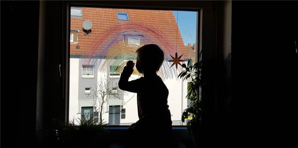 Fiebermessen in einigen Castrop-Rauxeler Kitas nach der Corona-Pause Regenbögen an den Fensterscheiben sieht man bis heute. Theo (3) aus Habinghorst malte diesen schon im März. Jetzt ist die Situation anders, da die Zahl der Infektionen fast auf null zurückgefahren werden konnte. Nun öffnen alle Kitas wieder im eingeschränkten Regelbetrieb.