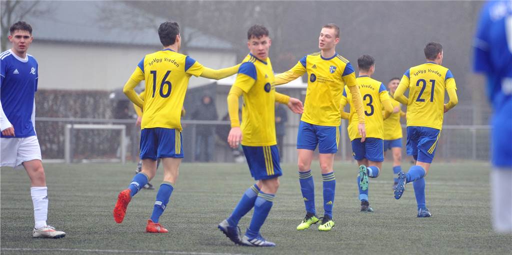 SpVgg Vreden II startet mit zehn neuen Spielern ins Training Simon Verwohlt (M.) ist einer der Vredener A-Junioren, die zur neuen Saison in den Bezirksliga-Kader aufrücken.