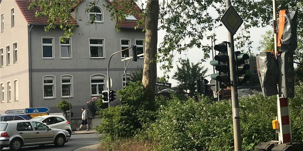 Dortmunder Straße wird für ein halbes Jahr zur Baustelle Die Dortmunder Straße wird an der Kreuzung mit der Mengeder Straße und dem Hellweg zur Baustelle. Eine Baustellenampel wird den Verkehr regeln.