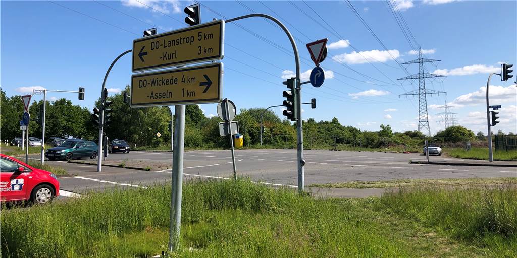 Bezirksvertretung stimmt für Weiterbau der Brackeler Straße (OWIIIa) Wer aus Richtung Stadtmitte die Brackeler Straße entlangfährt, steht irgendwann vor der Alternative, entweder nach links Richtung Kurl und Lanstrop oder nach rechts Richtung Asseln und Wickede abzubiegen. Geradeaus geht es nicht weiter