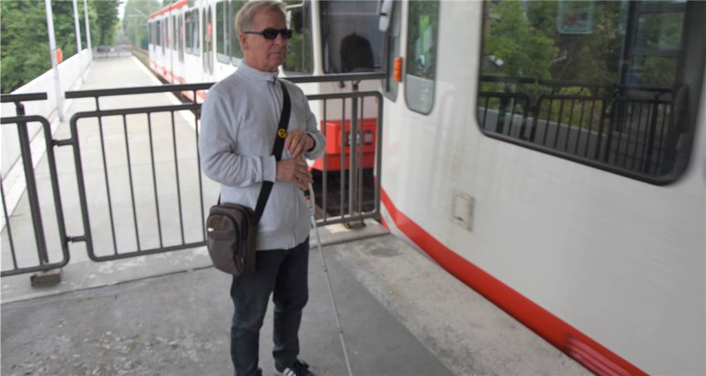 Fehlendes Blindenleitsystem bringt Sehbehinderte an Gleisen in Gefahr Auf dem Bahnsteig der Station Scharnhorst Zentrum fehlen Bodenplatten, die Manfred Mertins und andere Sehbehinderte vor der Bahnsteigkante warnen. Das kann lebensgefährlich sein.
