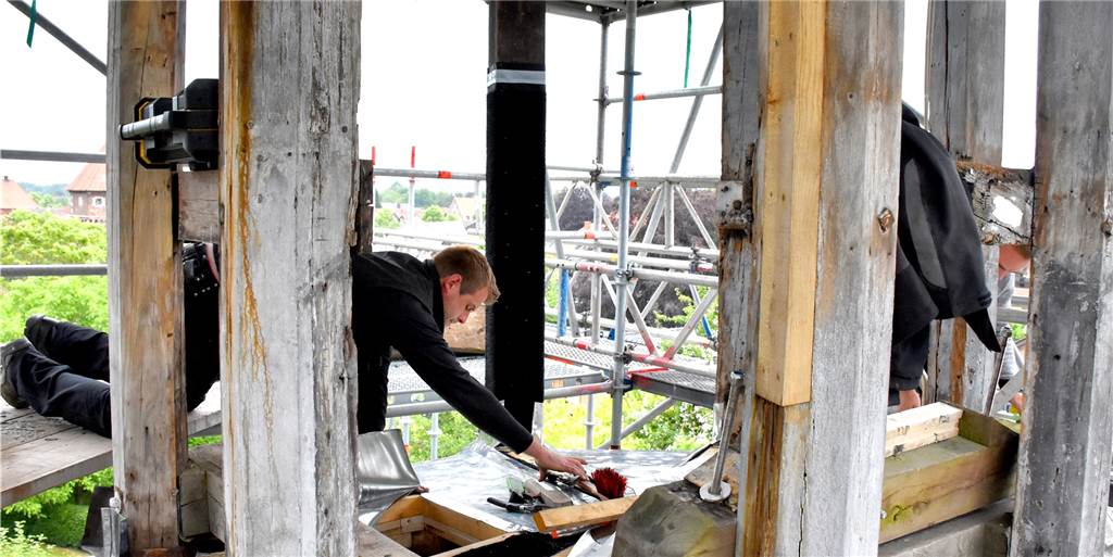 Coronavirus: Arbeiten am Turm der Johanneskirche ziehen sich noch hin Die Holzbalken sind schon saniert, warten aber noch auf die neuen Bleiverkleidungen. Auch die Schutzgitter gegen Vögel fehlen noch. Wie lange die Arbeiten am Turm der Johanneskirche noch dauern, mag im Moment noch niemand abschätzen.