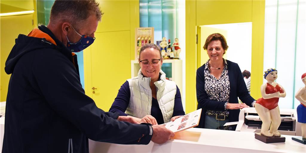 Geld sparen mit Gutscheinen: So kommt jeder an die Vredener Rabatte Schon jetzt informieren sich viele Kunden bei Gisela Busch (r.) und Nicole Wessels über den rabattierten Vreden-Gutschein.
