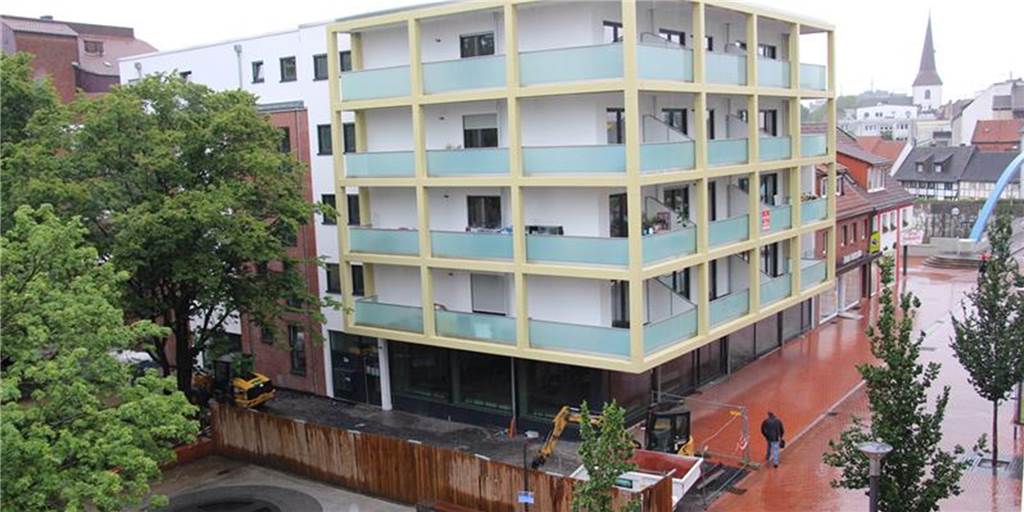 Neubau in der City: Zaun verschwindet, Gespräche über Ladenlokal laufen Bis auf einige Pflasterarbeiten ist der Gebäudekomplex entlang der Münsterstraße fertig. Der Bauzaun soll in Kürze verschwinden.