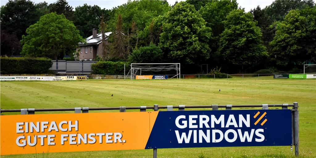 FC Oeding spielt ab sofort im German Windows Grenzstadion Wann der Ball in Oeding wieder rollt, ist noch offen. Klar ist aber, dass der nächste Anpfiff schon im "German Windows Grenzstadion" erklingt. Der Hauptsponsor German Windows hat sich die Namensrechte am Stadion des FC Oeding gesichert.