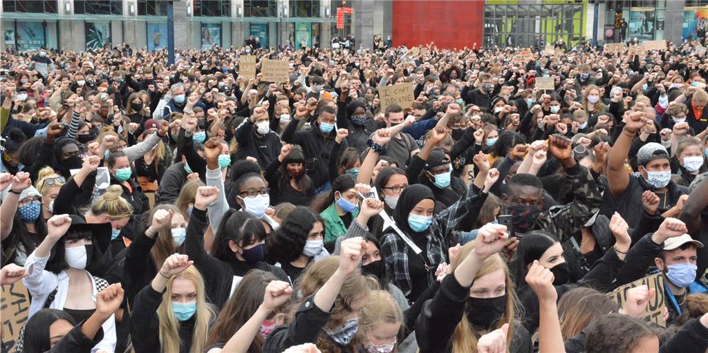 Viele Fotos: Tausende Dortmunder vereint im Protest gegen Rassismus Minutenlang schwiegen tausende Menschen gemeinsam auf dem Dortmunder Hansaplatz in Gedenken an George Floyd.